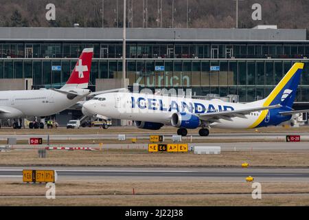 Zürich, Schweiz, 24. Februar 2022 Icelandair Boeing 737-8 MAX fliegt von der Start- und Landebahn 28 ab Stockfoto