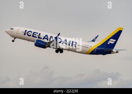 Zürich, Schweiz, 24. Februar 2022 Icelandair Boeing 737-8 MAX fliegt von der Start- und Landebahn 28 ab Stockfoto