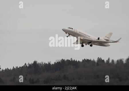 Zürich, Schweiz, 24. Februar 2022 die Maschine Dessault Falcon 2000LX fliegt von der Start- und Landebahn 28 ab Stockfoto