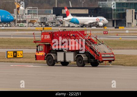 Zürich, Schweiz, 24. Februar 2022 Feuerwehrfahrzeug rollt über das Vorfeld Stockfoto