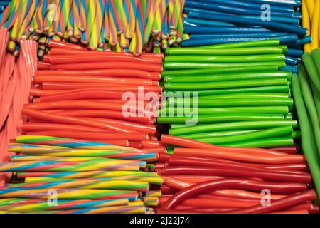 Süße Bonbons Seil String förmigen Süßigkeiten Dessert Lebensmittel erzeugen eine schöne bunte und interessante Muster. Stockfoto