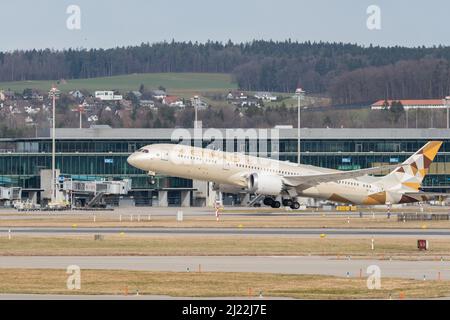 Zürich, Schweiz, 24. Februar 2022 Etihad Airways Boeing 787-9 Dreamliner startet von der Start- und Landebahn 28 Stockfoto