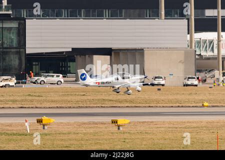 Zürich, Schweiz, 24. Februar 2022 Sonaca S201 Propellerflugzeug fliegt von der Start- und Landebahn 16 ab Stockfoto