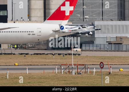 Zürich, Schweiz, 24. Februar 2022 Sonaca S201 Propellerflugzeug fliegt von der Start- und Landebahn 16 ab Stockfoto