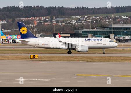 Zürich, Schweiz, 24. Februar 2022 Lufthansa Airbus A320-214 rollt nach der Landung zum Gate Stockfoto