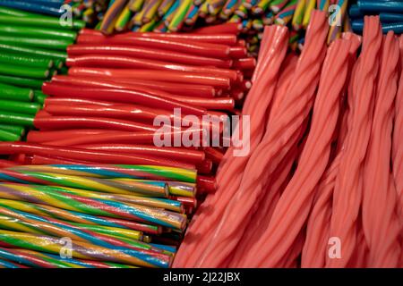 Süße Bonbons Seil String förmigen Süßigkeiten Dessert Lebensmittel erzeugen eine schöne bunte und interessante Muster. Stockfoto