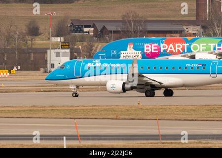 Zürich, Schweiz, 24. Februar 2022 KLM Royal Dutch Airlines Embraer ERJ-172 vor einem Emirates Airbus A380-861 mit einem speziellen EXPO p Stockfoto