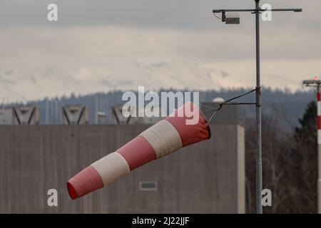 Zürich, Schweiz, 24. Februar 2022 Windsock winkt am internationalen Flughafen im Wind Stockfoto