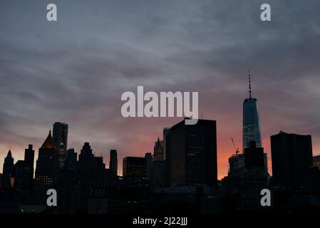 Sonnenuntergang über der Skyline von Downtown New York City mit One World Trade Center Stockfoto