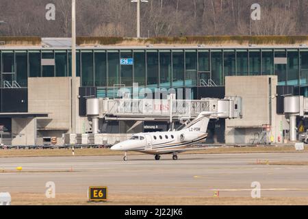 Zürich, Schweiz, 24. Februar 2022 die Business-Flugzeuge Beechcraft Premier 1 starten von der Start- und Landebahn 28 Stockfoto