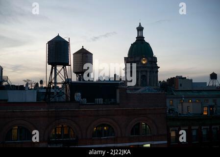 Sonnenuntergang über der Skyline der Innenstadt von New York City mit 240 Center Street, dem ehemaligen Polizeihauptquartier von New York City, zwischen Broome und G Stockfoto