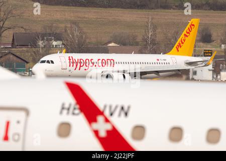 Zürich, Schweiz, 24. Februar 2022 Pegasus Airlines Airbus A320-251N landete gerade auf der Landebahn 28 Stockfoto