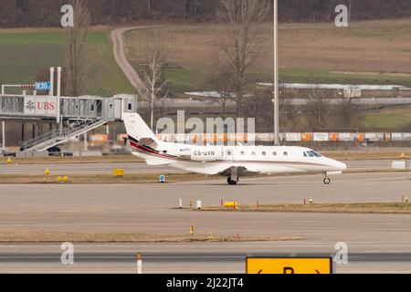 Zürich, Schweiz, 24. Februar 2022 Cessna 560XL Citation XLS-Flugzeuge Rollen auf dem Vorfeld Stockfoto