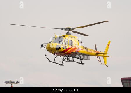 Zürich, Schweiz, 24. Februar 2022 Eurocopter AS350-B3 startet vom internationalen Flughafen Stockfoto