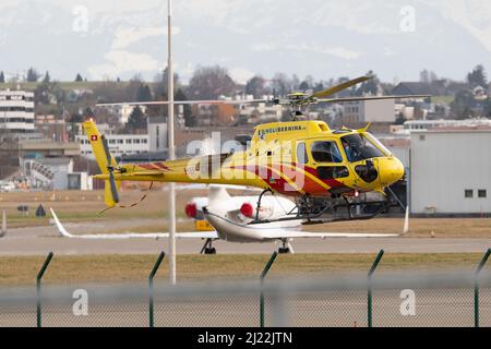 Zürich, Schweiz, 24. Februar 2022 Eurocopter AS350-B3 startet vom internationalen Flughafen Stockfoto