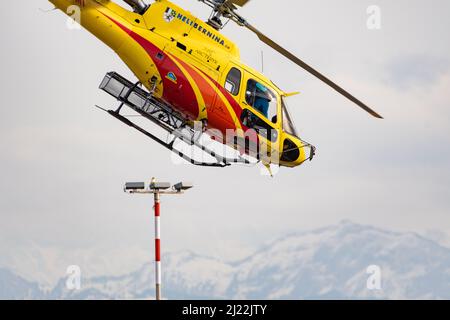 Zürich, Schweiz, 24. Februar 2022 Eurocopter AS350-B3 startet vom internationalen Flughafen Stockfoto