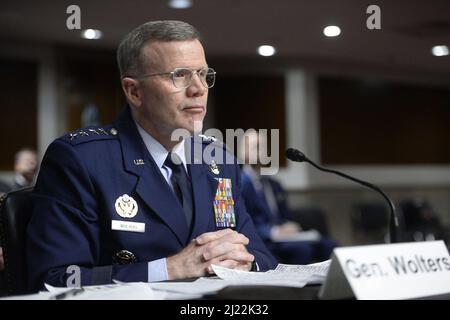 Washington, Usa. 29. März 2022. Der Kommandeur des United States European Command und des obersten NATO-Kommandanten Europa, General Tod Wolters, blickt auf eine Anhörung des Armed Services Committee des Senats über die Haltung des United States European Command und des United States Transportation Command am Dienstag, dem 29. März 2022, im US-Kapitol in Washington, DC. Foto von Bonnie Cash/UPI Credit: UPI/Alamy Live News Stockfoto