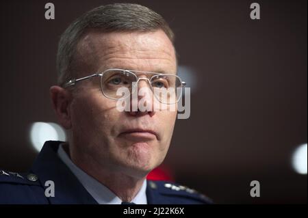 Washington, Usa. 29. März 2022. Der Kommandeur des United States European Command und des obersten NATO-Kommandanten Europa, General Tod Wolters, blickt auf eine Anhörung des Armed Services Committee des Senats über die Haltung des United States European Command und des United States Transportation Command am Dienstag, dem 29. März 2022, im US-Kapitol in Washington, DC. Foto von Bonnie Cash/UPI Credit: UPI/Alamy Live News Stockfoto