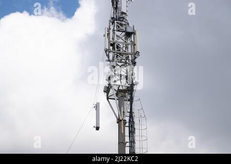 Demontieren oder montieren Sie Geräte auf einem Telekommunikationsturm von 4G und 5G Mobilfunkgeräten. Macro Base Station. 5G Funknetz-Telekommunikationsausrüstung mit Rad Stockfoto