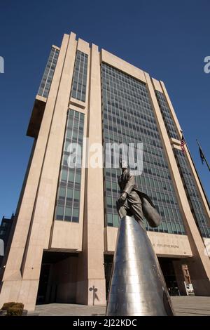 New York City, Harlem: Statue von Adam Clayton Powell, Jr. vor dem Adam Clayton Powell, Jr. State Office Building Stockfoto