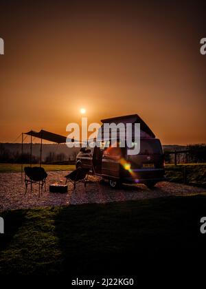 Sonnenuntergang auf den South Downs auf der Bow Hill Farm. UK Camping Vanlife mit einem VW T5 Wohnmobil und Markise. Stockfoto