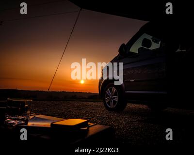 Sonnenuntergang auf den South Downs auf der Bow Hill Farm. UK Camping Vanlife mit einem VW T5 Wohnmobil und Markise. Stockfoto