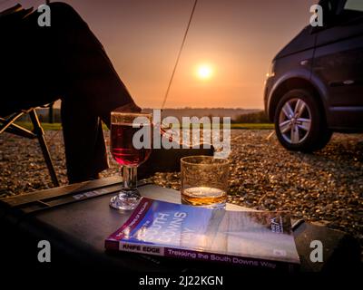 Sonnenuntergang auf den South Downs auf der Bow Hill Farm. UK Camping Vanlife mit einem VW T5 Wohnmobil und Markise. Stockfoto