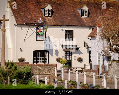 Ye Olde George Inn und das Zentrum des Dorfes East Meon, Hampshire, Großbritannien Stockfoto