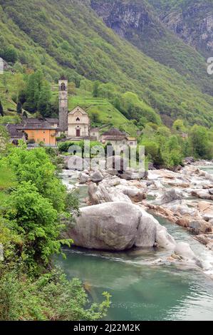 Dorf Lavertezzo im Valle Verzasca in der Nähe von Locarno, Kanton Tessin, Schweiz Stockfoto