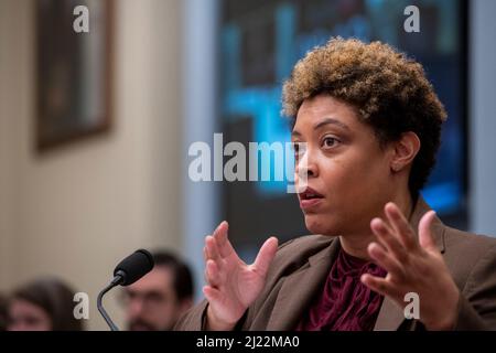 Washington, USA. 29. März 2022. Shalanda Young, Leiterin des Verwaltungsbüros und des Budgets, beantwortet Fragen während der Anhörung des Haushaltsausschusses des Repräsentantenhauses „Haushalt des Präsidenten für das Geschäftsjahr 2023“ am Dienstag, den 29. März 2022, im Bürogebäude des Canon Hauses in Washington, DC. (Foto von Rod Lampey/Pool/Sipa USA) Quelle: SIPA USA/Alamy Live News Stockfoto