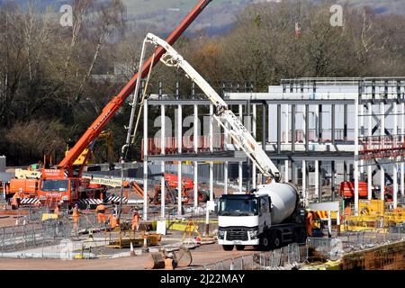 Taffs Well, Wales - März 2022: Betonpumpmaschine legt den Grundstein für ein neues Bahndepot für die South Wales Metro Stockfoto