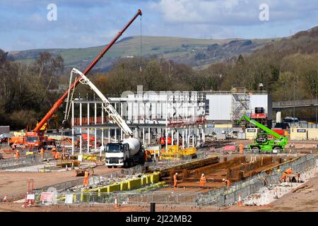 Taffs Well, Wales - März 2022: Bauarbeiter und Maschinen bereiten die Fundamente für ein neues Bahndepot für die South Wales Metro vor Stockfoto