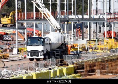 Taffs Well, Wales - März 2022: Bauarbeiter bereiten Stahlgeflecht für Stahlbeton in den Fundamenten für ein neues Eisenbahndepot vor Stockfoto