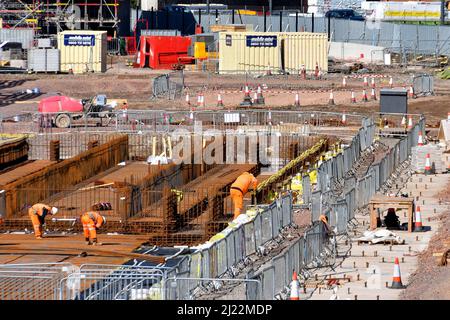 Taffs Well, Wales - März 2022: Bauarbeiter bereiten Stahlgeflecht für Stahlbeton in den Fundamenten für ein neues Eisenbahndepot vor Stockfoto