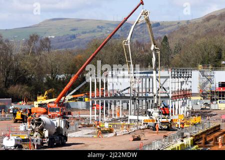 Taffs Well, Wales - März 2022: Betonmischer und Pumpfahrzeug legen den Grundstein für ein neues Bahndepot für die South Wales Metro Stockfoto