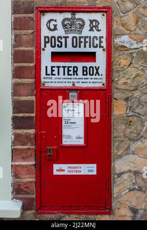 GR Briefkasten, alter wandmontierter Briefkasten vom Typ Ludlow, England, Großbritannien Stockfoto