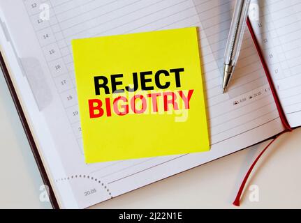 Text verhindern Bigotry in Blau unter einem Drahtgeflecht geschrieben Stockfoto