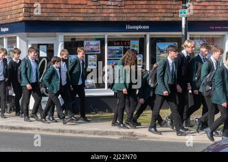 Sekundarschüler Schüler Schüler gehen nach der Schule durch das Liphook Center, Hampshire, England, Großbritannien Stockfoto