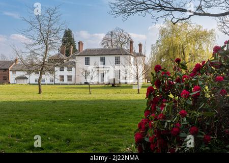 Chiltlee Manor in Liphook Village, Hampshire, England, Großbritannien, im Frühjahr, Ein denkmalgeschütztes Gebäude aus dem 17.. Jahrhundert Stockfoto