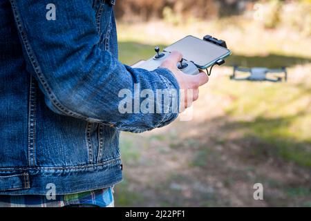 Mann, der eine ferngesteuerte Drohne bedient. Stockfoto