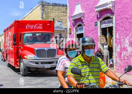 Straßenszene Valladolid, Mexiko: Coca Cola Truck und Motorradfahrer Stockfoto