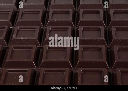 Nahaufnahme eines Schokoriegel-Hintergrunds. Schokoladen-Bar-Würfel Makro. Stockfoto