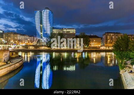 Wien, Österreich - 22. April 2009: Spiegelung des UNIQA-Turms in Wien bei Nacht in der Donau. Das Gebäude erhielt den Green Buildin der Europäischen Union Stockfoto