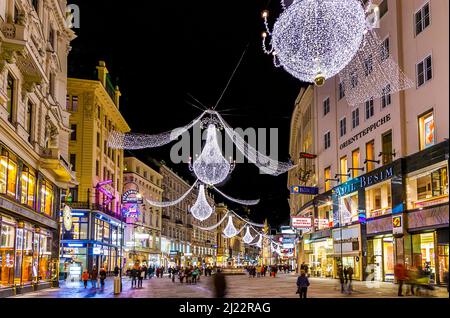 Wien, Österreich - 9. Dezember 2009: Berühmte Grabenstraße bei Nacht mit Regenreflektion auf den Kopfsteinpflaster in Wien, Österreich. Stockfoto