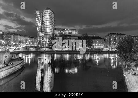 Wien, Österreich - 22. April 2009: Spiegelung des UNIQA-Turms in Wien bei Nacht in der Donau. Das Gebäude erhielt den Green Buildin der Europäischen Union Stockfoto