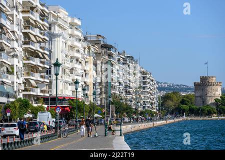 Thessaloniki Waterfront mit Wohnblöcken an der Nikis Avenue und dem weißen Turm im Hintergrund, Mazedonien, Nordgriechenland Stockfoto