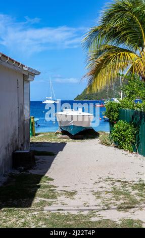 Blick von der Straße auf die Bucht, Le Bourg, Terre-de-Haut, Iles des Saintes, Les Saintes, Guadeloupe, Kleine Antillen, Karibik. Stockfoto