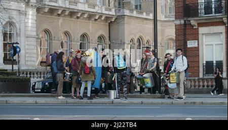 London, Großbritannien - 03 19 2022: Gruppe des Aussterbens Rebellion Klimaprotest-Schlagzeuger mit Trommeln, am Portland Place, für ‘March Against Racism'. Stockfoto