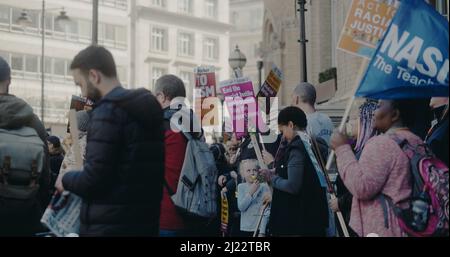 London, Großbritannien - 03 19 2022: Eine Schar von Demonstranten am Portland Place hält Zeichen für den jährlichen ‘Marsch gegen Rassismus’. Stockfoto