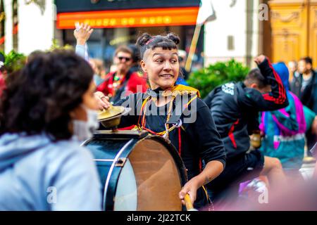 Junge Frau, die mit einer murga die Bassdrum spielt. März zum Memorial Day. 46 Jahre nach dem Putsch der zivil-militärischen Diktatur in Argentinien. Stockfoto